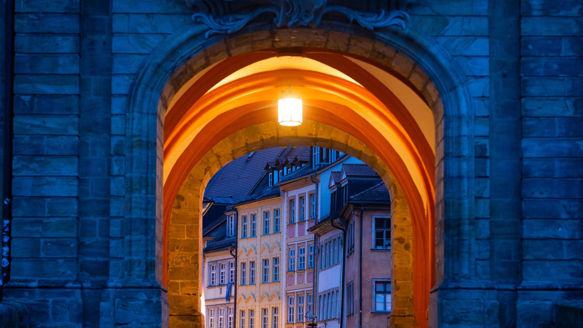 Wolken ziehen während der morgendlichen blauen Stunde über das alte Rathaus hinweg. Wolken ziehen während der morgendlichen blauen Stunde über das alte Rathaus hinweg.