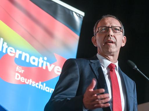 Jörg Urban, Fraktionsvorsitzender der AfD in Sachsen, spricht auf dem Wahlkampfauftakt der AfD Sachsen in Stollberg 2021. Gegen die Veranstaltung waren Proteste angekündigt.