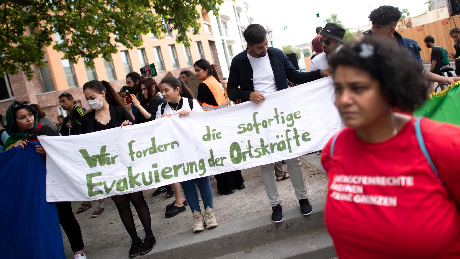 Auf einer Demonstration 2022 wird die sofortige Evakuierung der Ortskräfte aus Afghanistan gefordert. Auf einer Demonstration 2022 wird die sofortige Evakuierung der Ortskräfte aus Afghanistan gefordert.