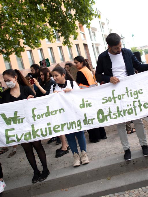 Auf einer Demonstration 2022 wird die sofortige Evakuierung der Ortskräfte aus Afghanistan gefordert. Auf einer Demonstration 2022 wird die sofortige Evakuierung der Ortskräfte aus Afghanistan gefordert.