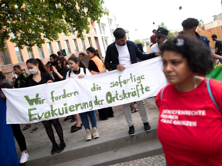 Auf einer Demonstration 2022 wird die sofortige Evakuierung der Ortskräfte aus Afghanistan gefordert. Auf einer Demonstration 2022 wird die sofortige Evakuierung der Ortskräfte aus Afghanistan gefordert.