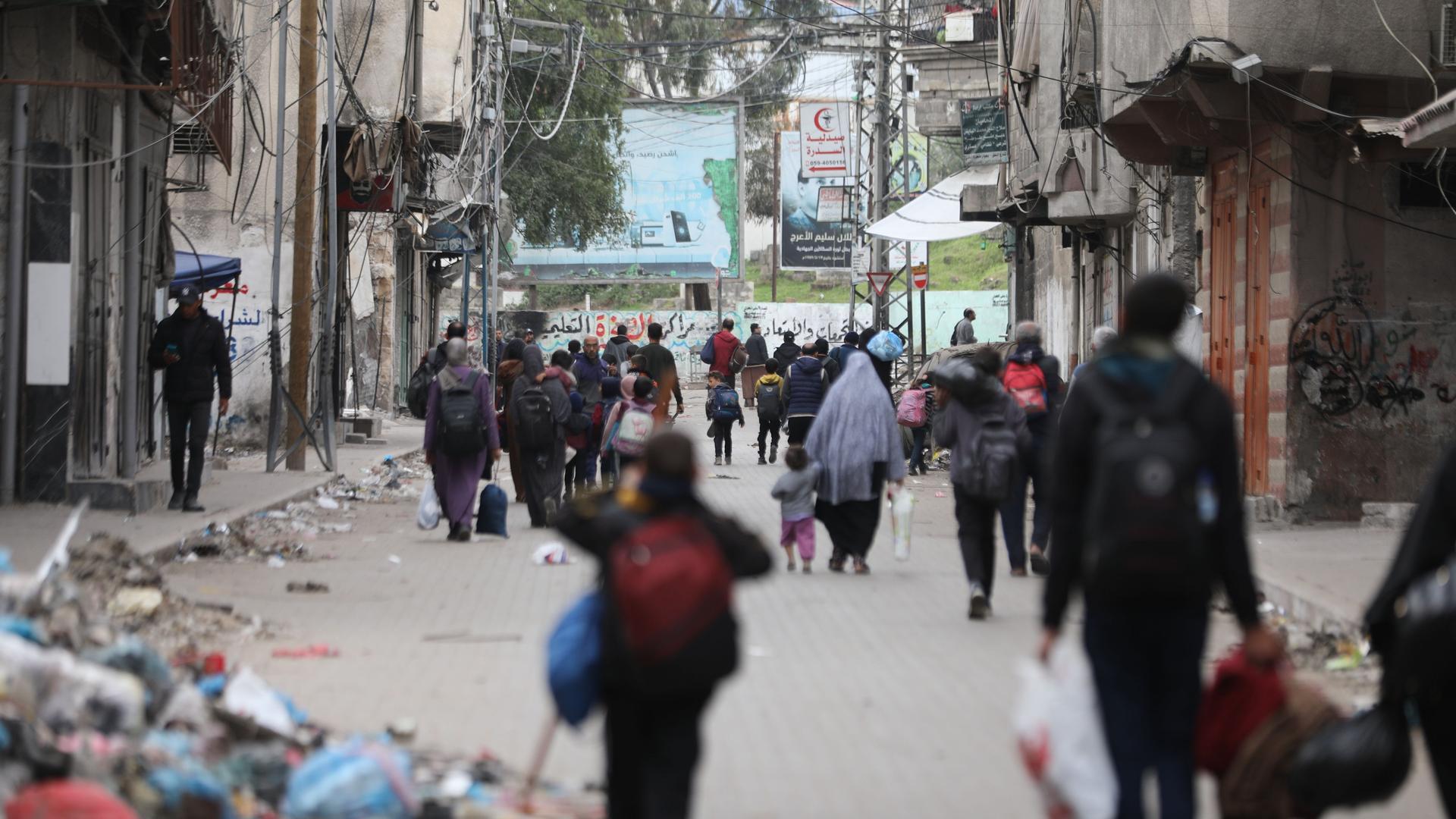 Bewohner verlassen die Gegend um das Al-Shifa-Krankenhaus in Gaza-Stadt Bewohner verlassen die Gegend um das Al-Shifa-Krankenhaus in Gaza-Stadt