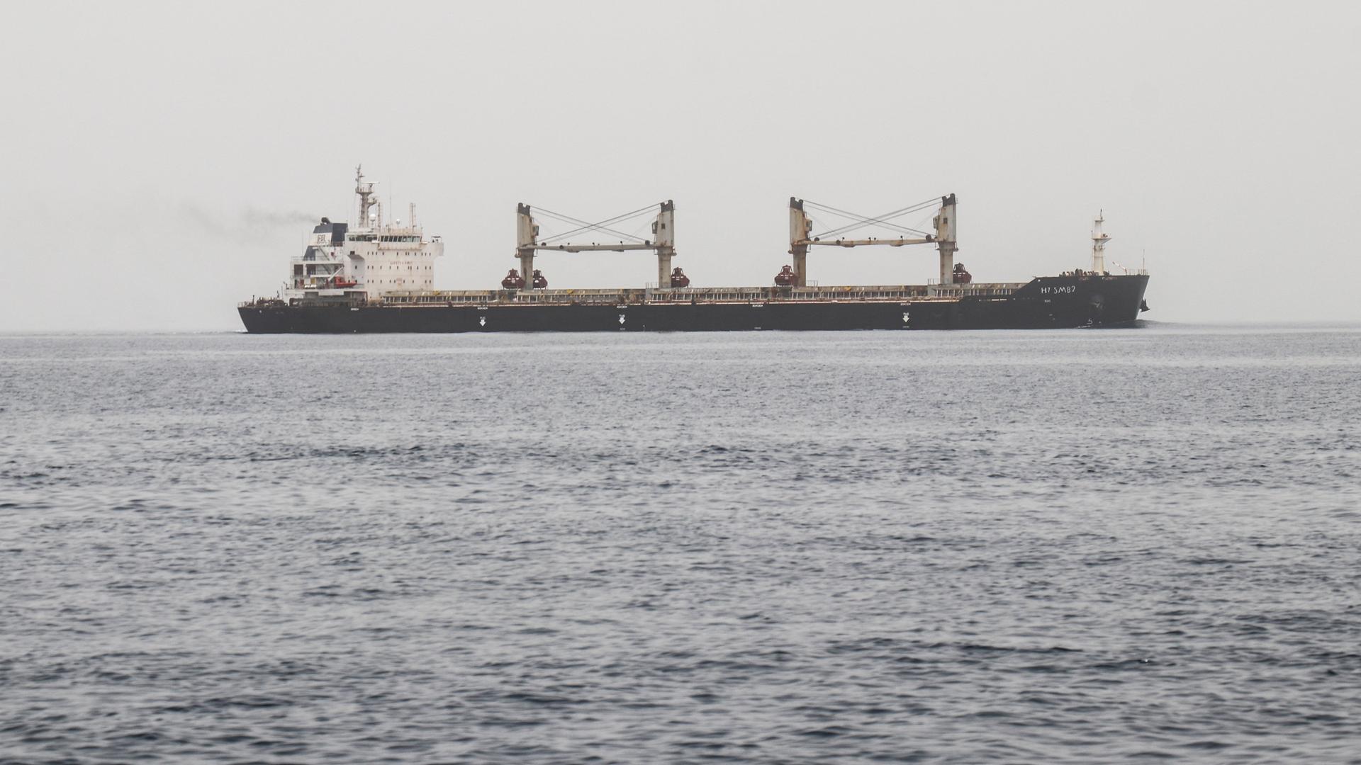 Ein Handelsschiff durchquert eine internationale Schifffahrtsroute im Roten Meer. 