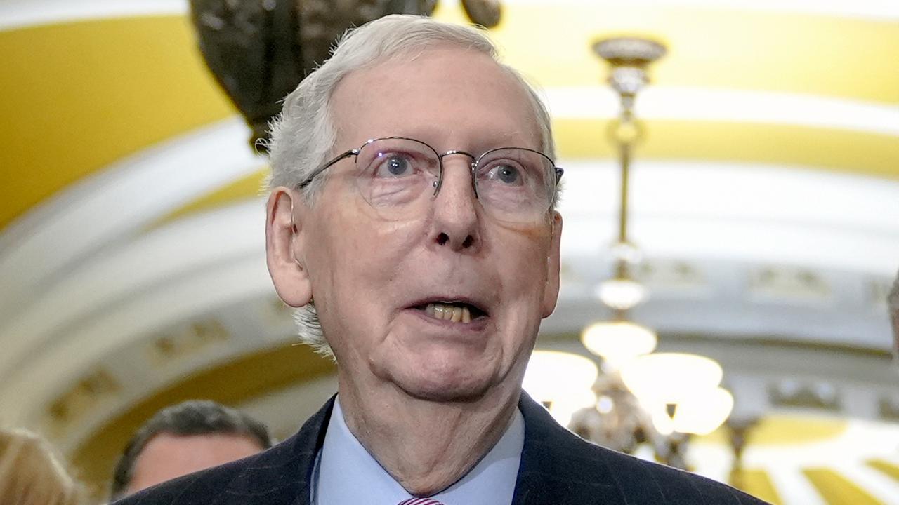 Der Fraktionsführer der Republikaner im US-Senat, Mitch McConnell, im Portrait. Er hat graue Haare, ist etwas blass, trägt eine Brille und einen Anzug.