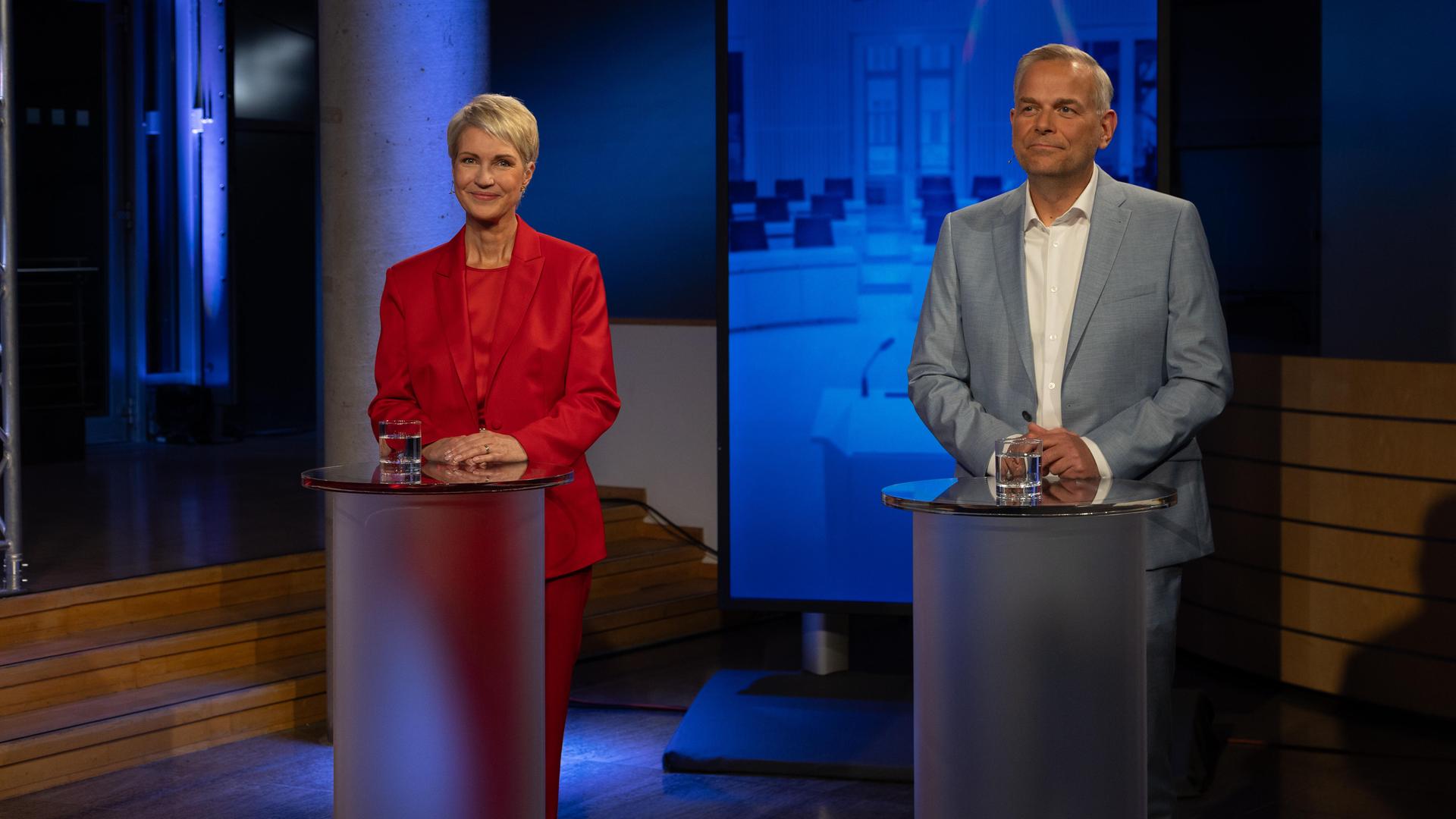 Manuela Schwesig und Leif-Erik Holm stehen im TV-Duell jeweils an Rednerpulten nebeneinander.