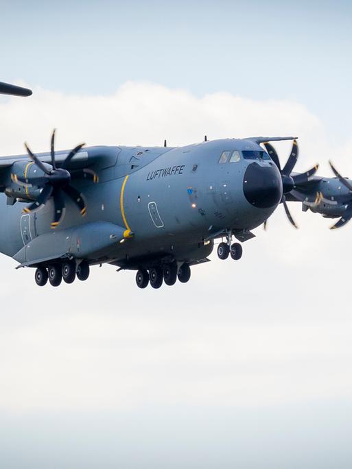 Das Foto zeigt ein Transport-Flugzeug der Bundeswehr in der Luft.
