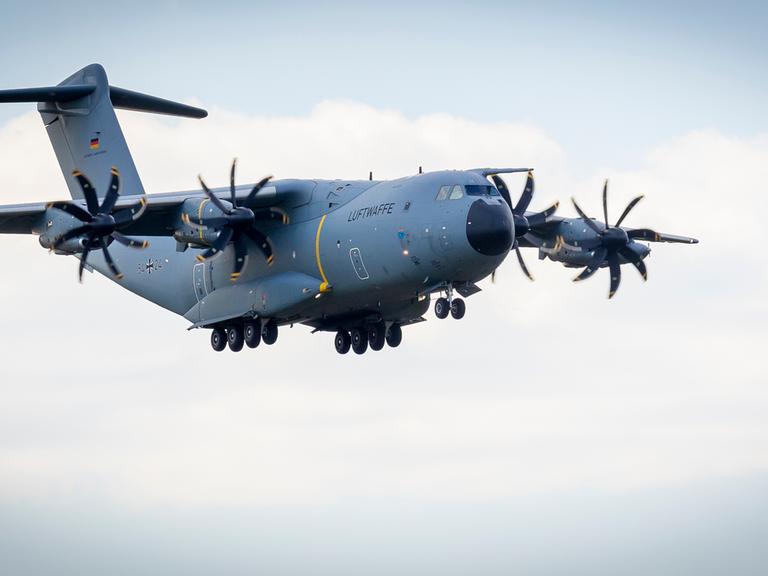 Das Foto zeigt ein Transport-Flugzeug der Bundeswehr in der Luft.