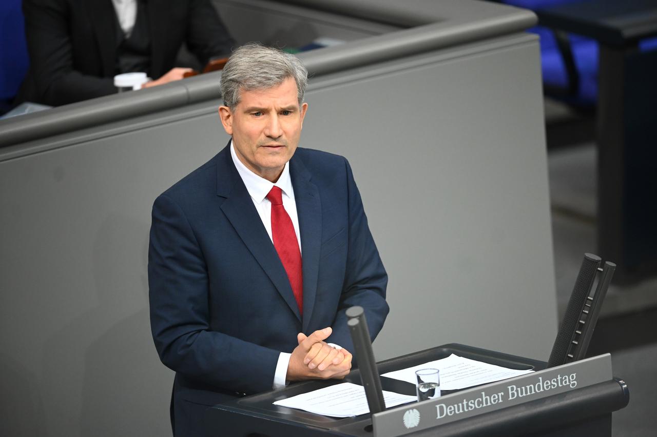 Metin Hakverdi (SPD) spricht im Bundestag.