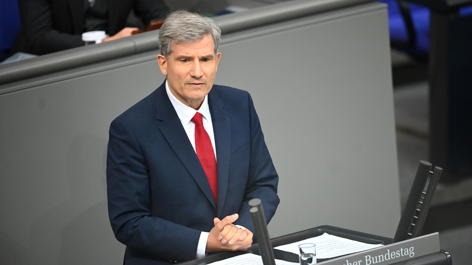Metin Hakverdi (SPD) spricht im Bundestag. Metin Hakverdi (SPD) spricht im Bundestag.