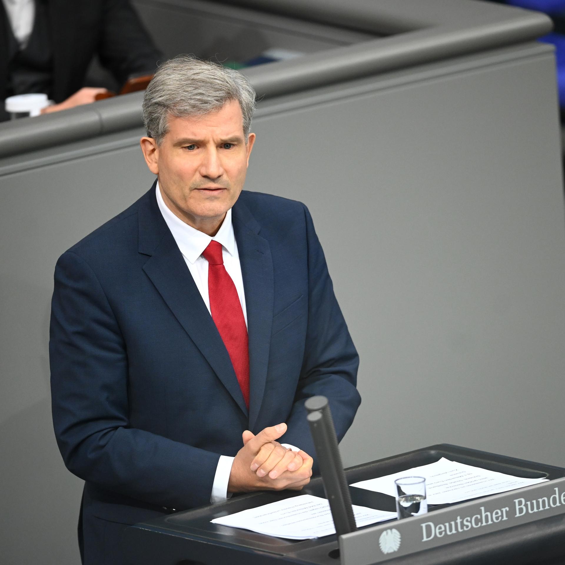 Metin Hakverdi (SPD) spricht im Bundestag.