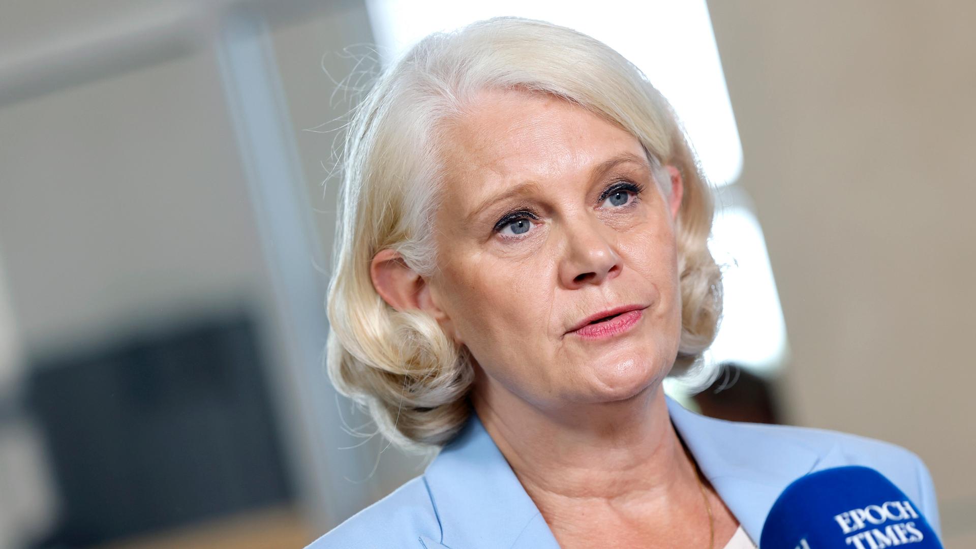 Politikerin Dr. Saskia Ludwig (CDU) spricht am Rande der 19. Sitzung des 21. Deutschen Bundestages im Reichstagsgebäude in ein Mikrofon.
