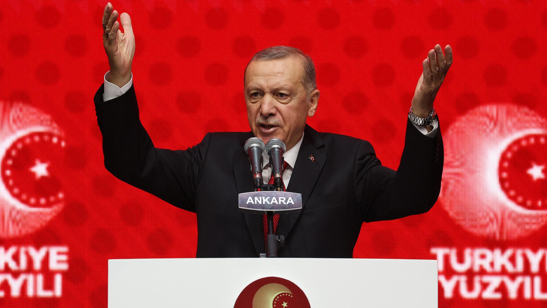Das Foto zeigt den türkischen Präsidenten Recep Tayyip Erdogan. Er hält vor rotem Hindergrund eine Rede an einem weißen Pult und gestikuliert dabei mit den Händen. Das Foto zeigt den türkischen Präsidenten Recep Tayyip Erdogan. Er hält vor rotem Hindergrund eine Rede an einem weißen Pult und gestikuliert dabei mit den Händen.