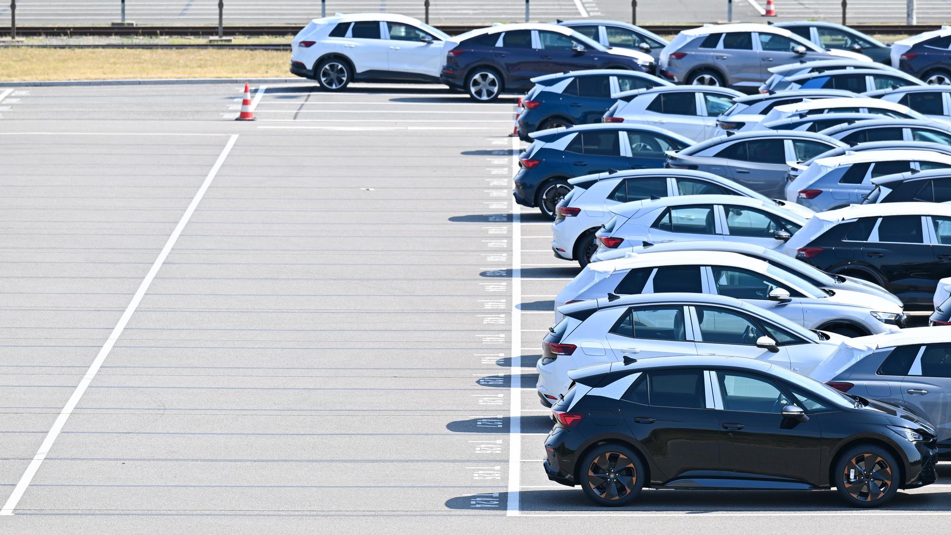 Neue Elektroautos der verschiedenen VW-Konzernmarken parken auf einem Platz im Volkswagen-Werk in Zwickau. 