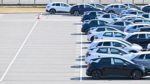 Neue Elektroautos der verschiedenen VW-Konzernmarken parken auf einem Platz im Volkswagen-Werk in Zwickau. 