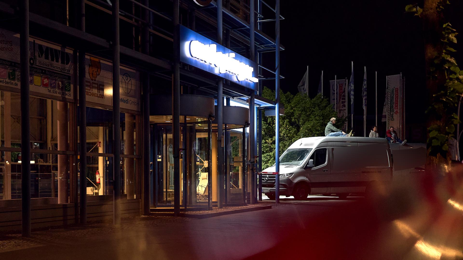 Aktivisten der Gruppe Neue Generation haben versucht, Zufahrten und Ausfahrten einer Druckerei des Axel-Springer-Verlags in Berlin-Spandau zu blockieren. 