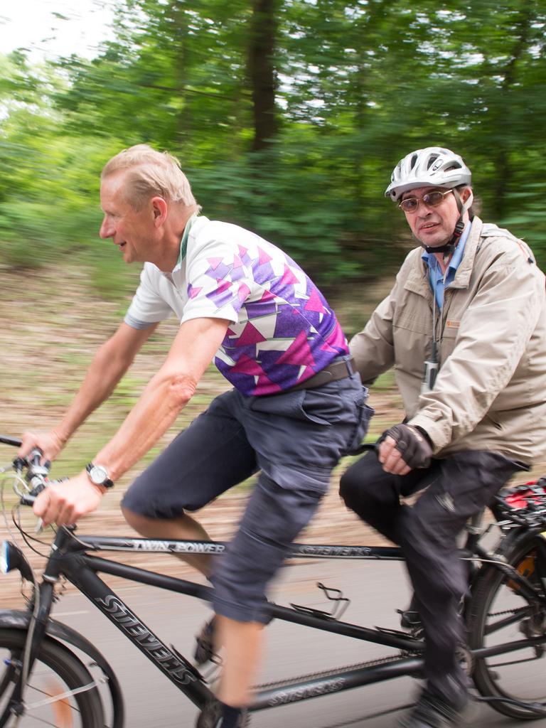 Der Leiter des Tandemprojektes Steffen Kruschwitz (r) fährt am 08.06.2017 in Berlin bei einer Tandemausfahrt mit seinem sehenden Tandempartner auf einem Tandemrad. 