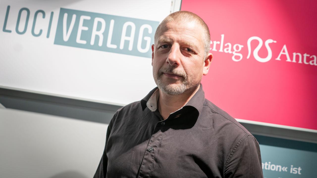 Der Verleger Götz Kubitschek steht an einem Stand der Frankfurter Buchmesse.