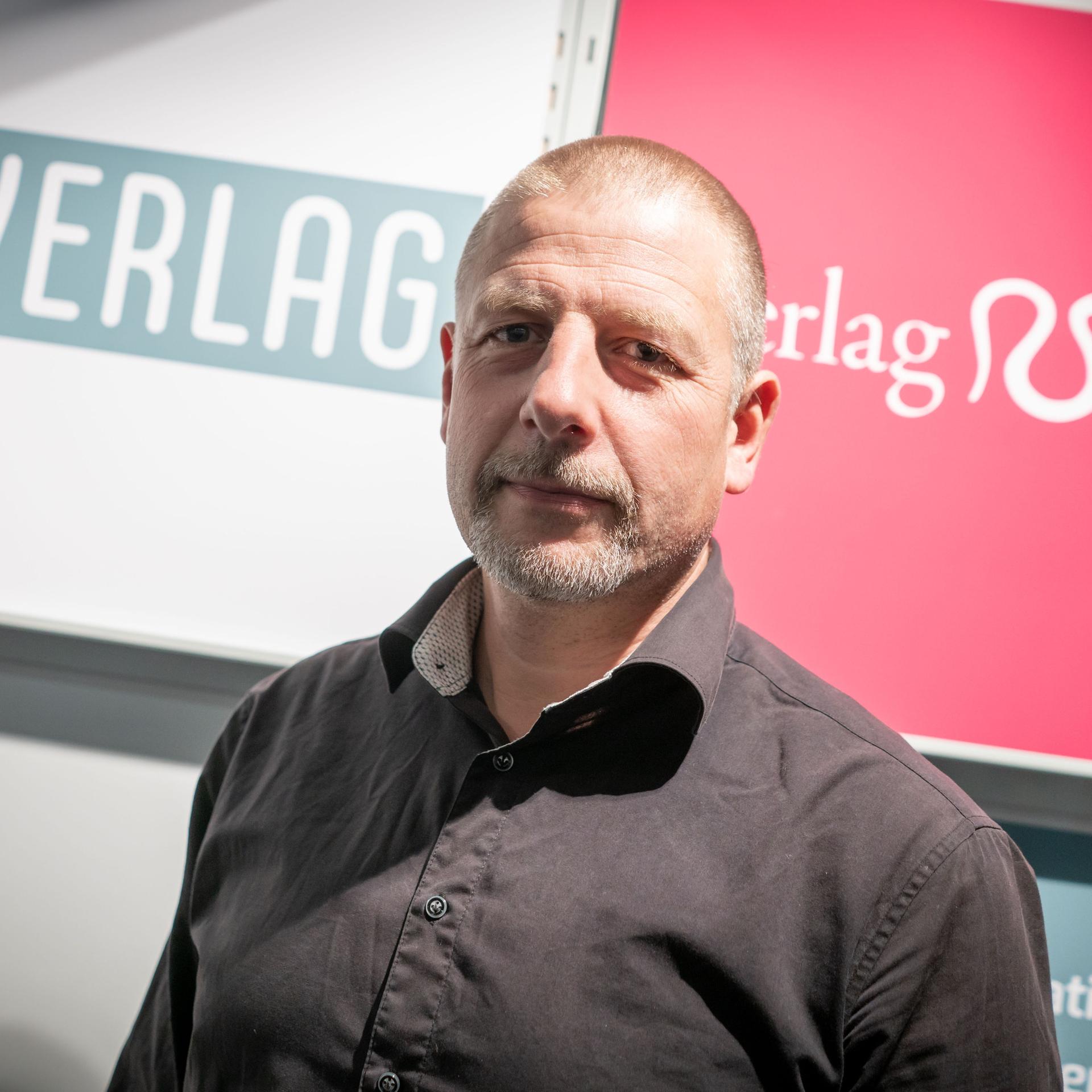Der Verleger Götz Kubitschek steht an einem Stand der Frankfurter Buchmesse.
