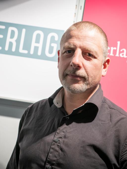 Der Verleger Götz Kubitschek steht an einem Stand der Frankfurter Buchmesse.