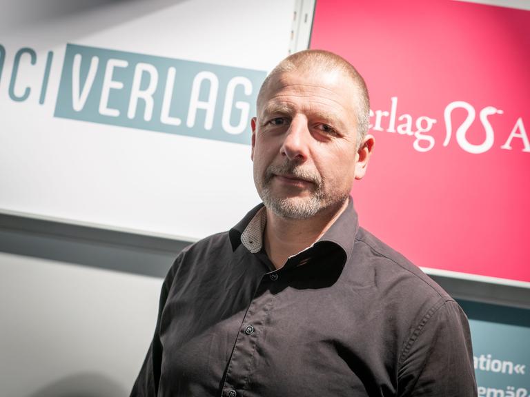 Der Verleger Götz Kubitschek steht an einem Stand der Frankfurter Buchmesse.
