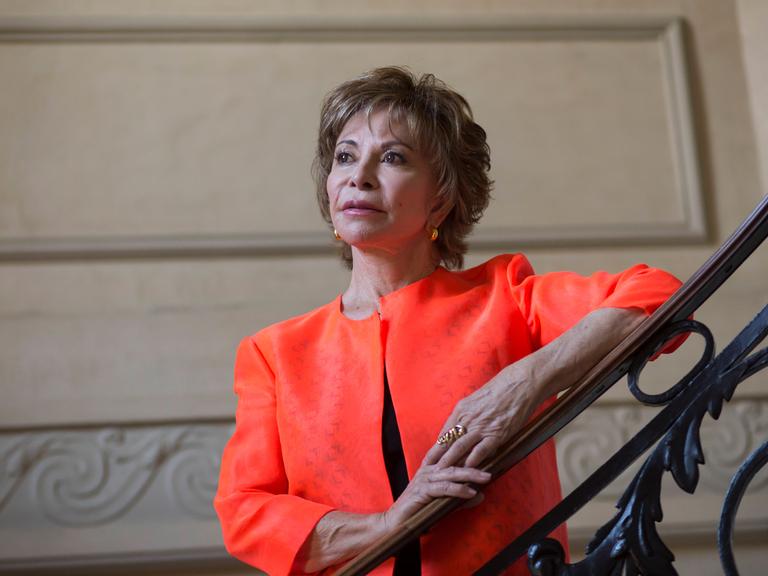 Die chilenische Schriftstellerin Isabel Allende lehnt sich an ein Treppengeländer.