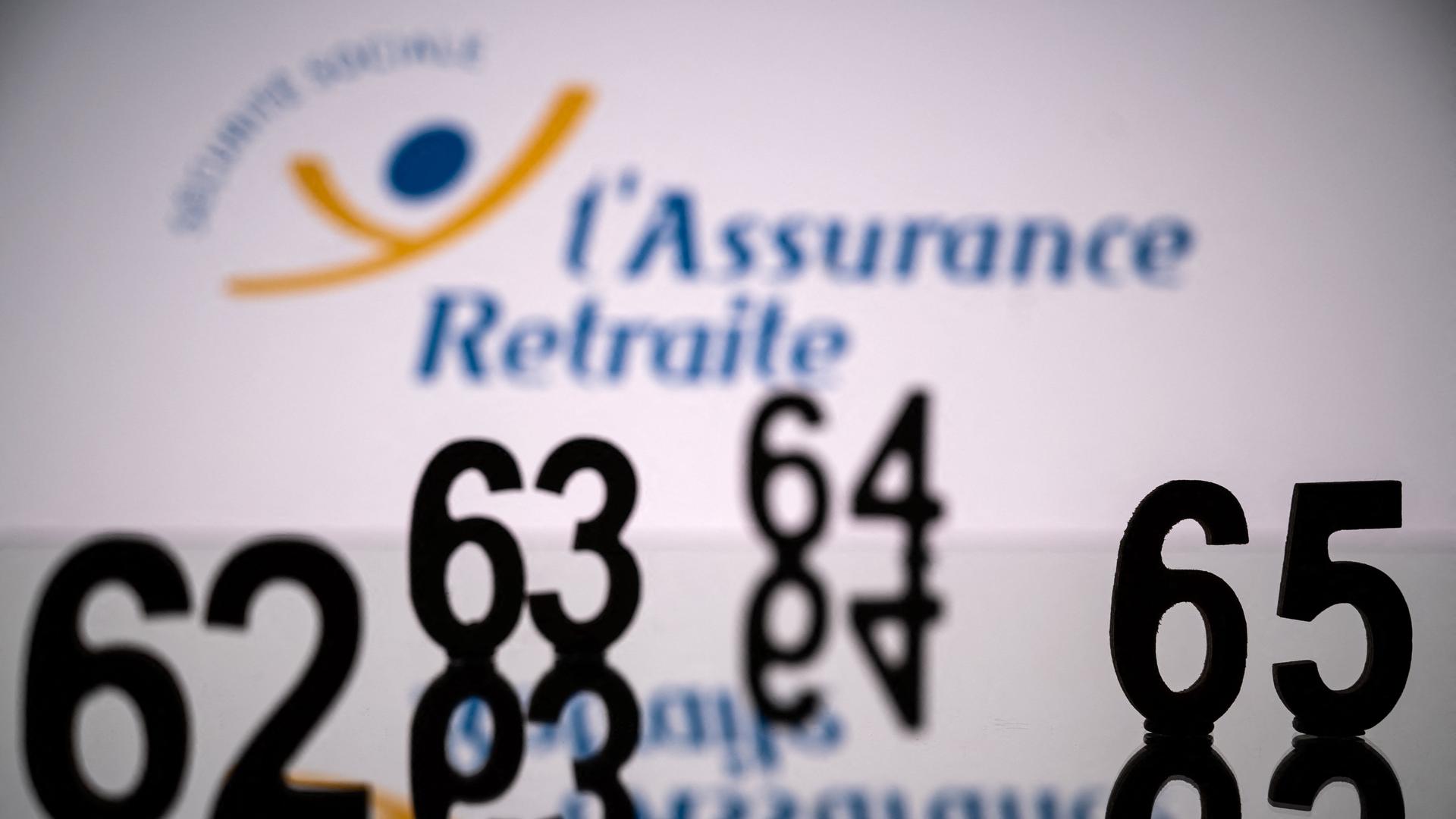 Ein Symbolbild mit dem Logo einer Rentenversicherung und davorstehenden Zahlen von 62 bis 65.