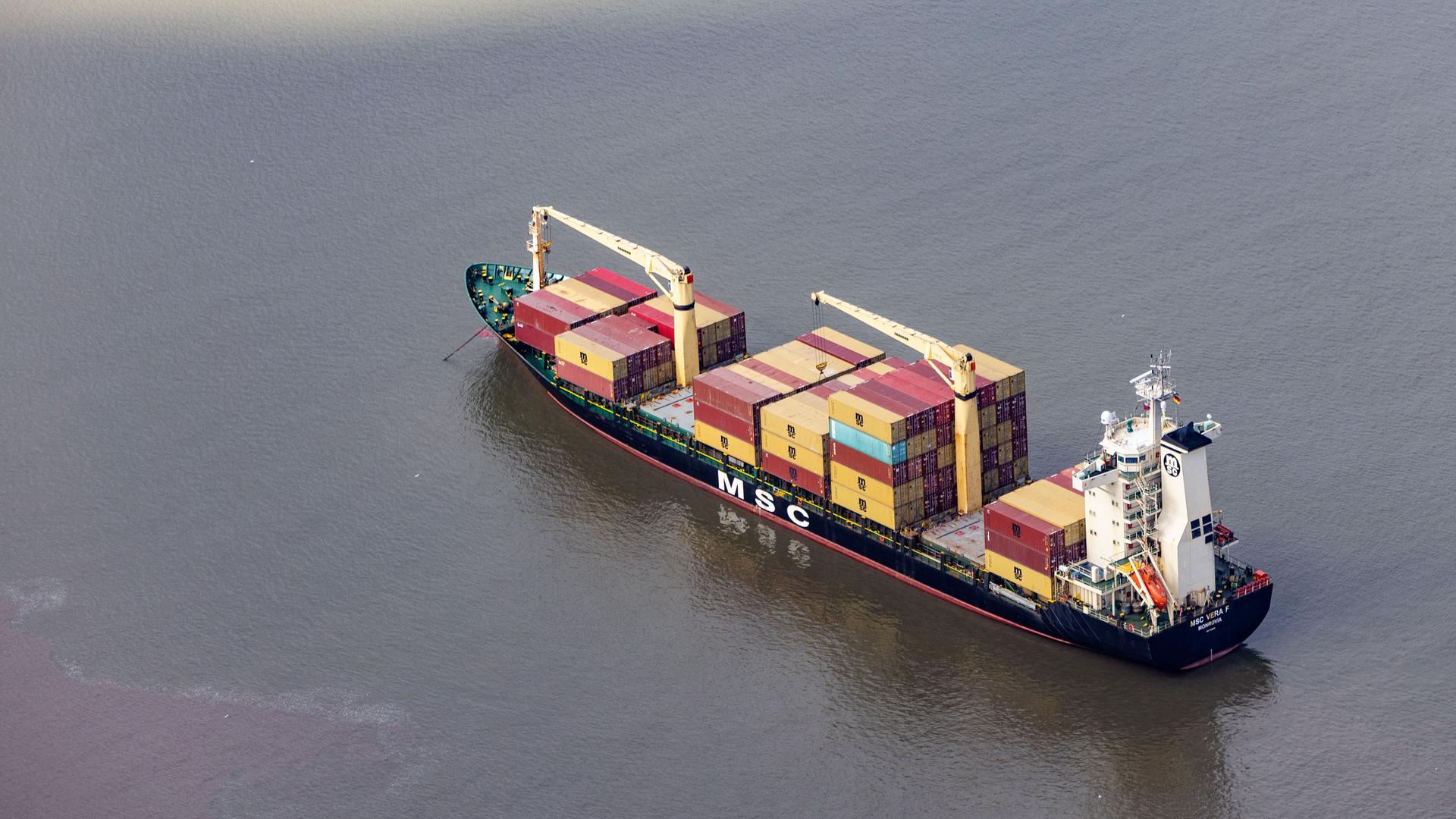 Ein Containerschiff der Reederei MSC liegt auf der Höhe von Brunsbüttel vor Anker.