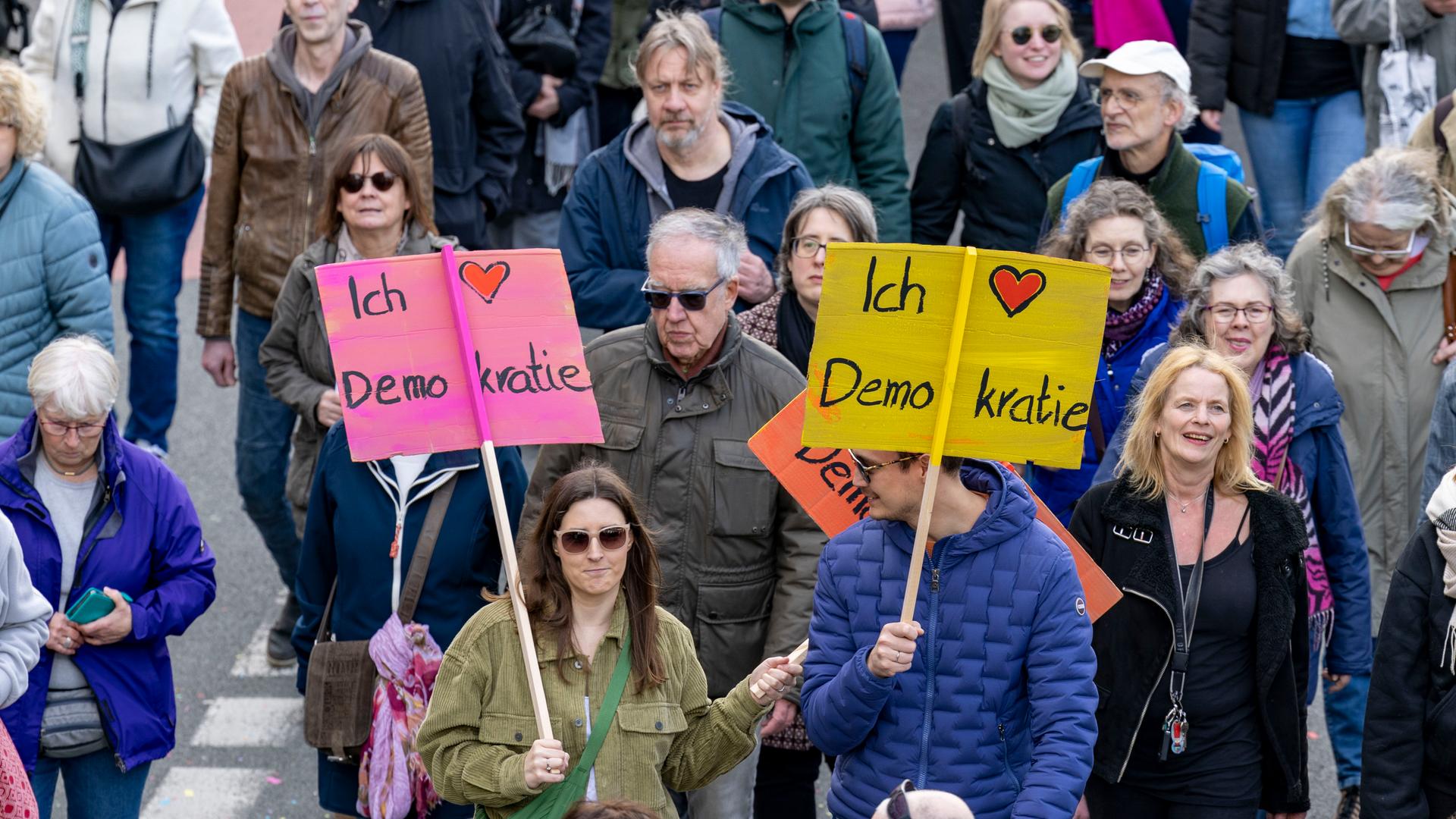 Gesellschaft - Proteste gegen Rechtsextremismus und erstarkten der AfD reißen auch nach acht Wochen nicht ab - 15.000 versammeln sich in Duisburg