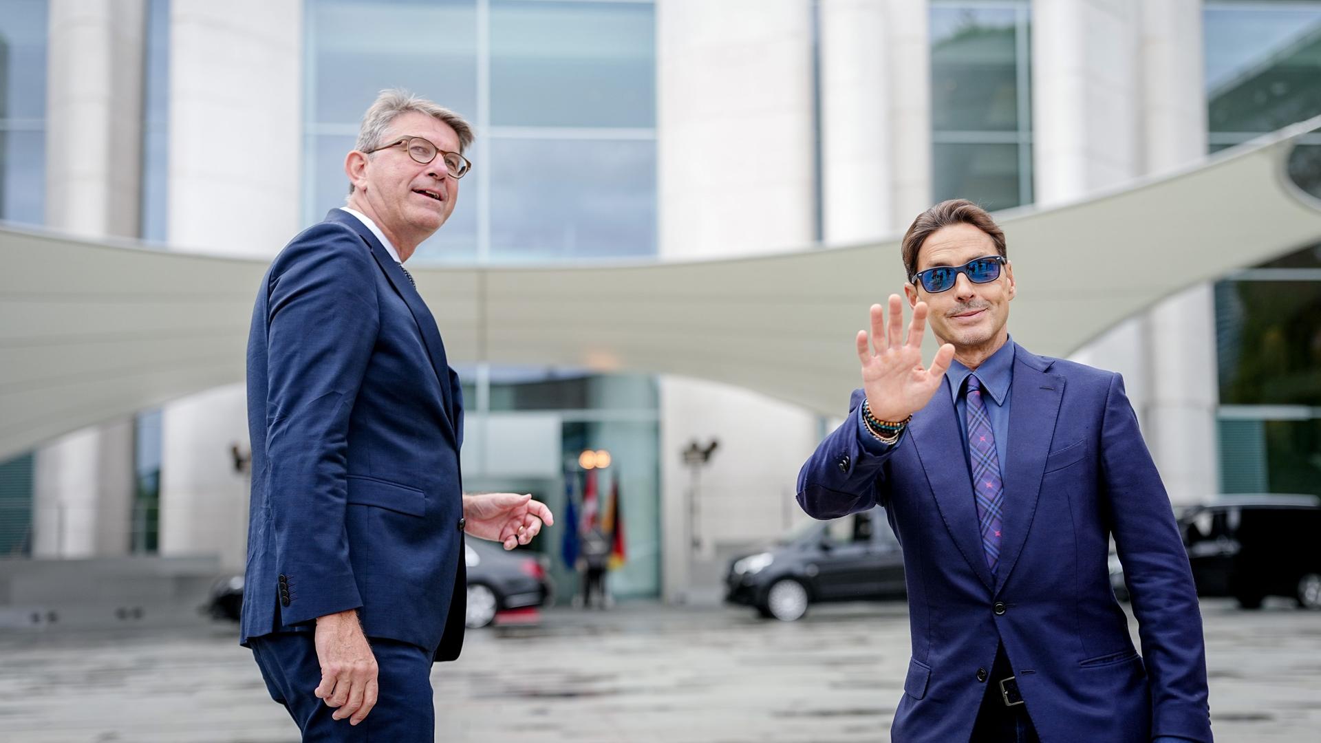 Kulturstaatsminister Wolfgang Weimer (l) empfängt den italienischen Medien-Unternehmer Pier Silvio Berlusconi. Kulturstaatsminister Wolfgang Weimer (l) empfängt den italienischen Medien-Unternehmer Pier Silvio Berlusconi.