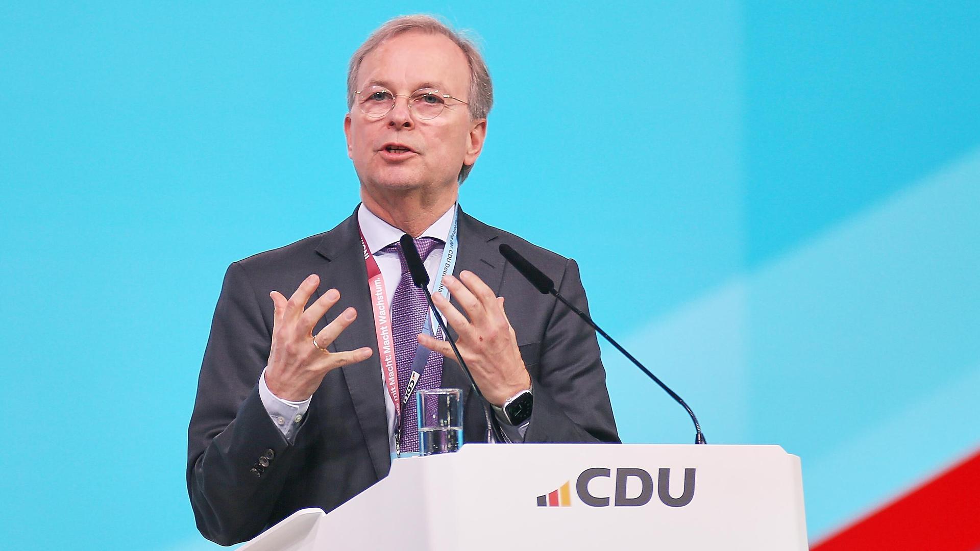 Thomas Rachel spricht und gestikuliert an einem Rednerpult der CDU. 