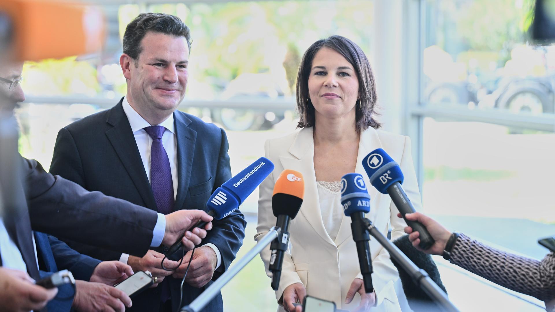 Arbeitsminister Heil und Außenministerin Baerbock sprechen zu Journalisten während ihres Besuchs im Werk von Mercedes-Benz in Brasilien.