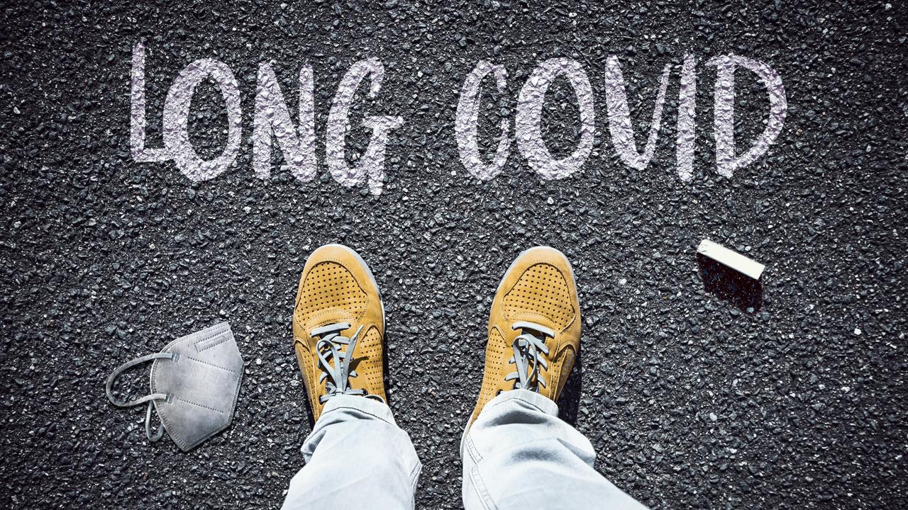 Person steht vor dem Schriftzug Long Covid