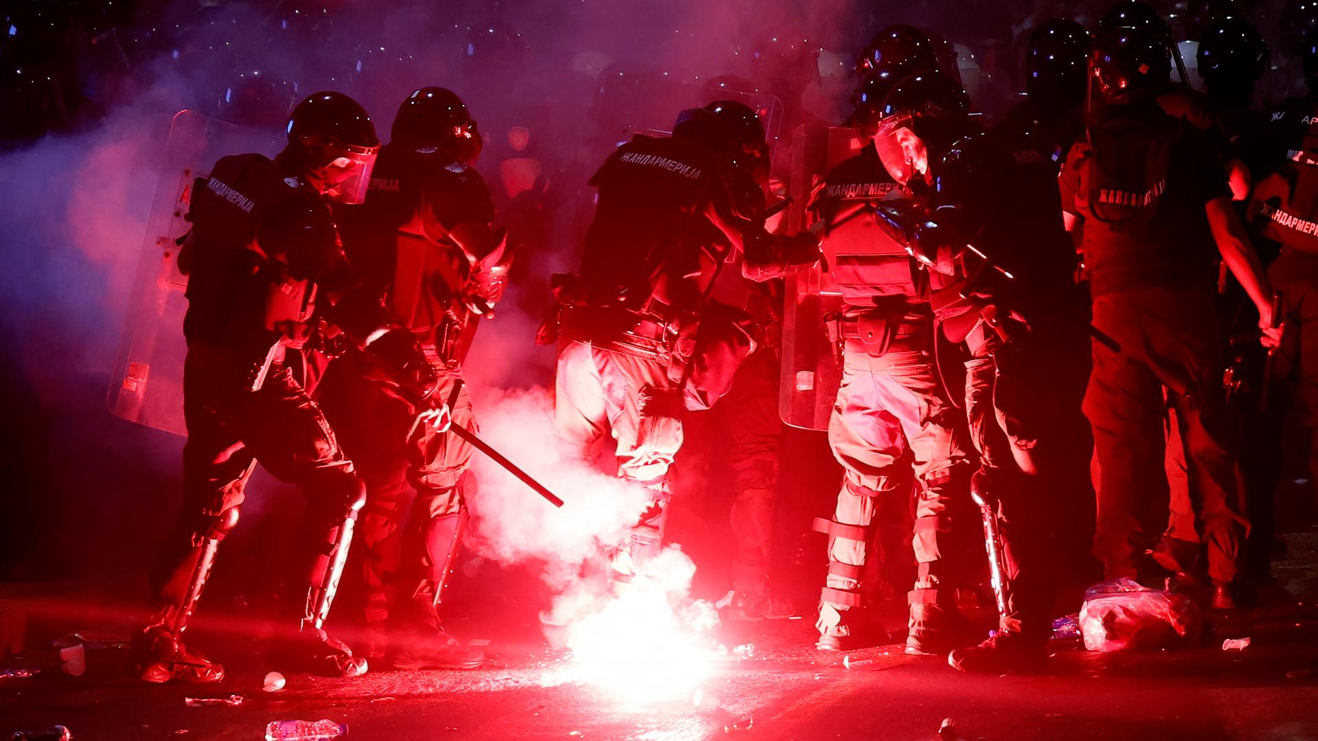 Serbische Polizisten im Einsatz bei Protesten gegen die Regierung. Serbische Polizisten im Einsatz bei Protesten gegen die Regierung.
