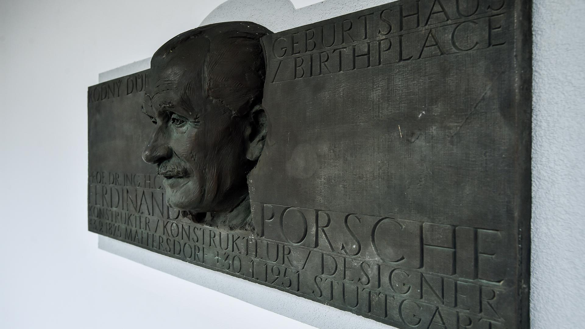 Gedenktafel für Ferdinand Porsche an seinem Geburtshaus in Vratislavice nad Nisou (Maffersdorf) in Tschechien