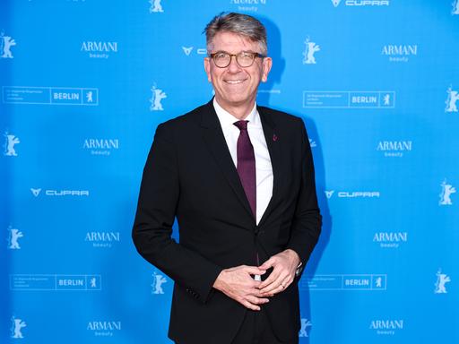 Wolfram Weimer posiert lächelnd im Februar 2026 für die Berlinale-Fotografen