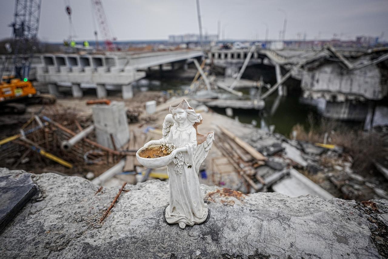 Ein kaputter Engel steht auf der im Krieg zerstörten Brücke auf der Ausfallstraße von Irpin in der Nähe von Kiew.