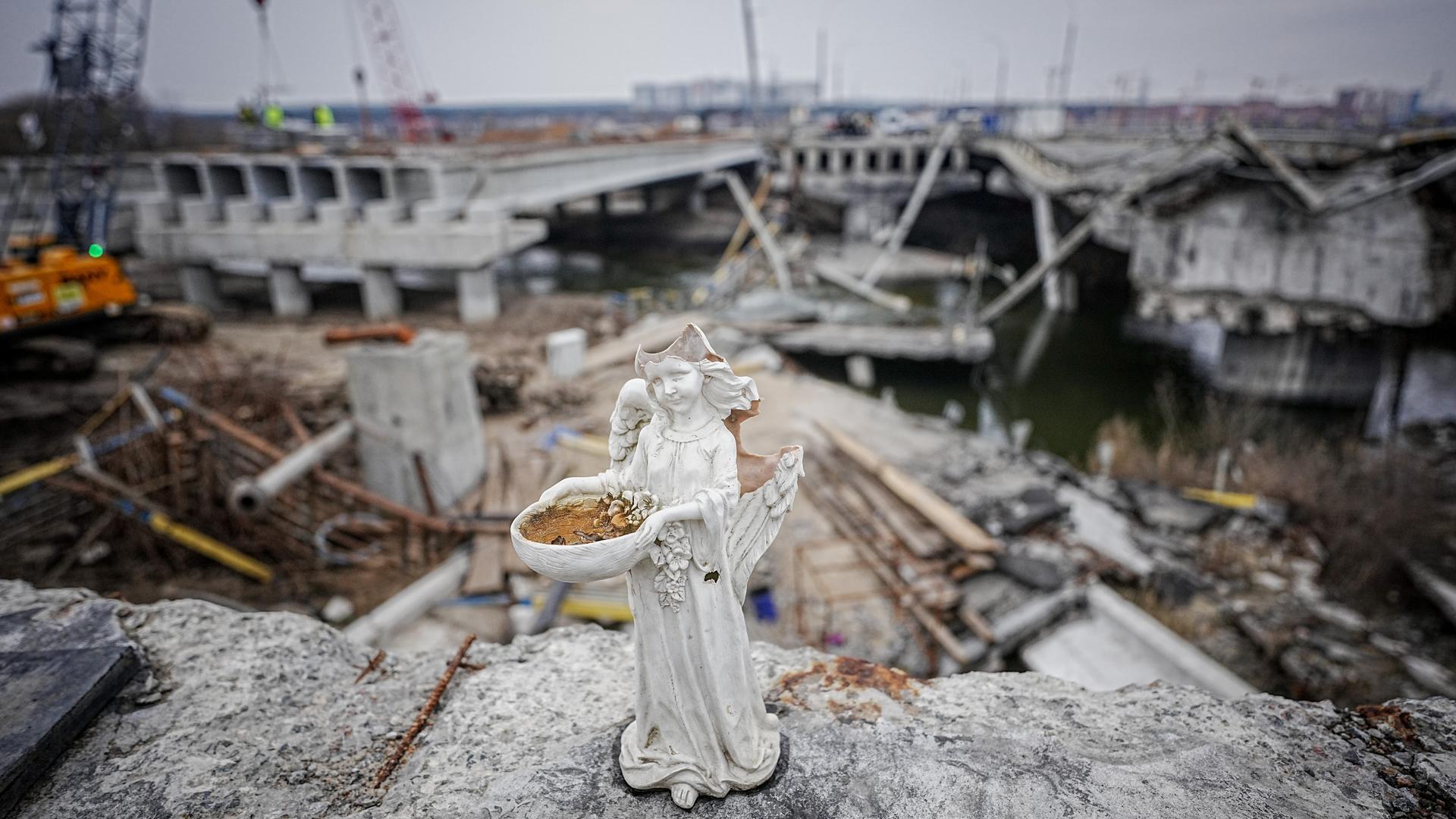 Ein kaputter Engel steht auf der im Krieg zerstörten Brücke auf der Ausfallstraße von Irpin in der Nähe von Kiew.