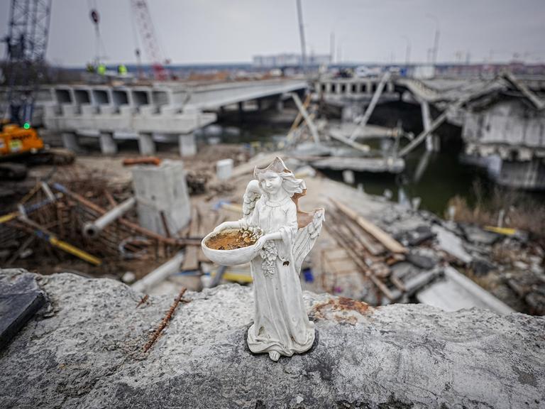 Ein kaputter Engel steht auf der im Krieg zerstörten Brücke auf der Ausfallstraße von Irpin in der Nähe von Kiew.