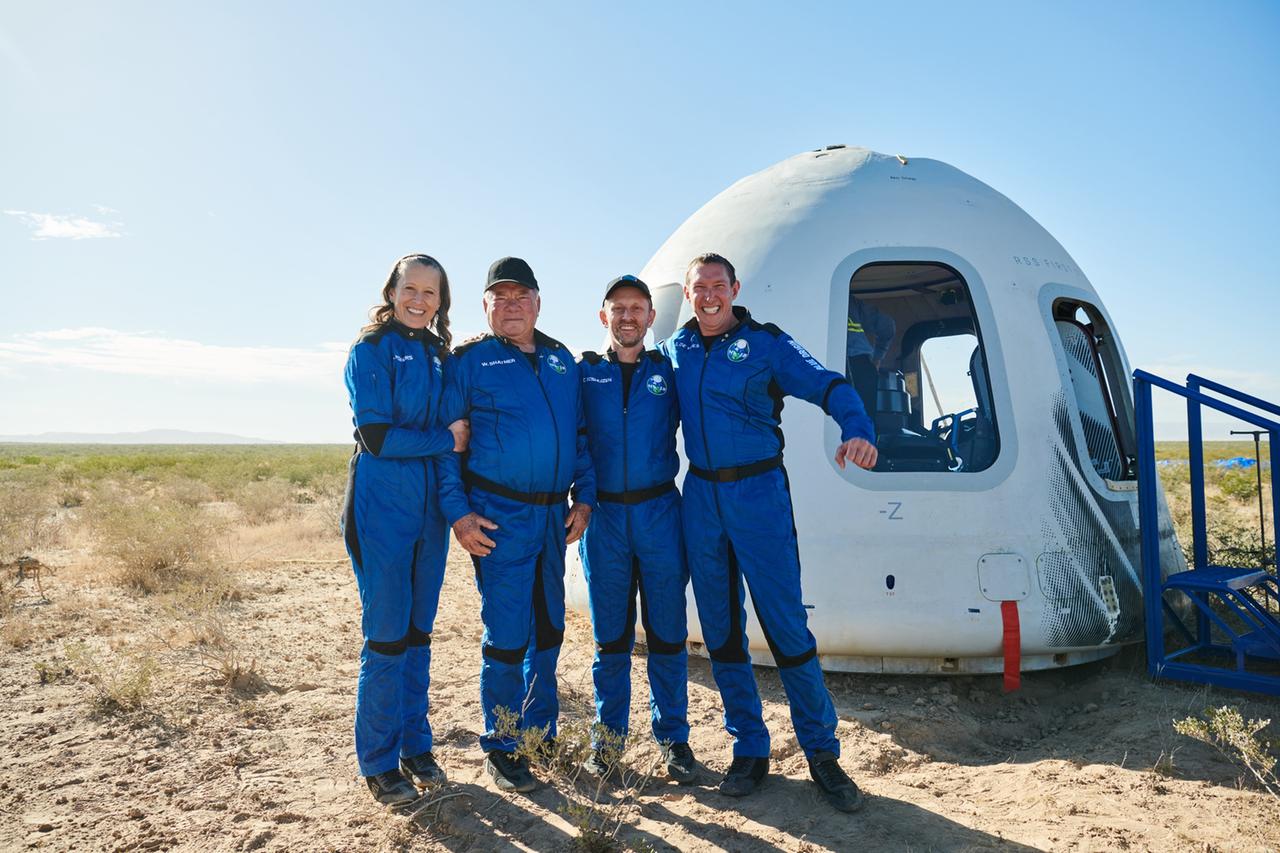 William Shatner (2. v.l.) und seine Mitreisenden kurz nach der Landung (Glen de Vries, ganz rechts, ist am 11. November 2021 bei einem Flugzeugabsturz gestorben)