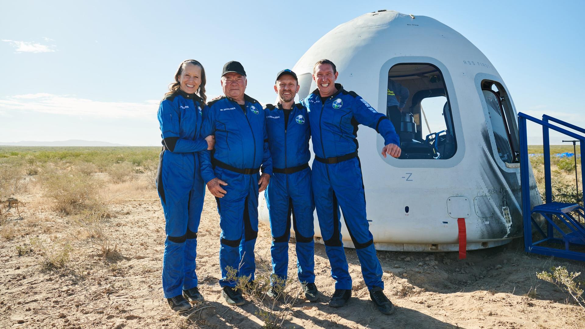 William Shatner (2. v.l.) und seine Mitreisenden kurz nach der Landung (Glen de Vries, ganz rechts, ist am 11. November 2021 bei einem Flugzeugabsturz gestorben)