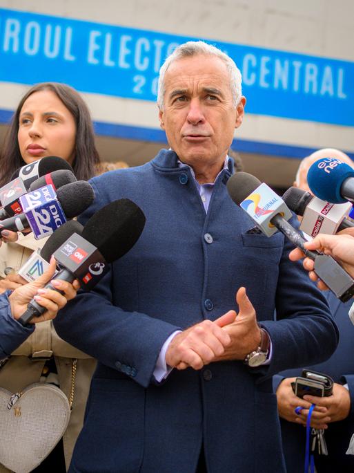 Calin Georgescu spricht vor Pressevertretern.