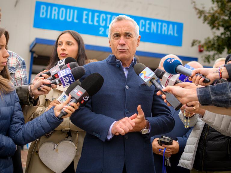 Calin Georgescu spricht vor Pressevertretern.