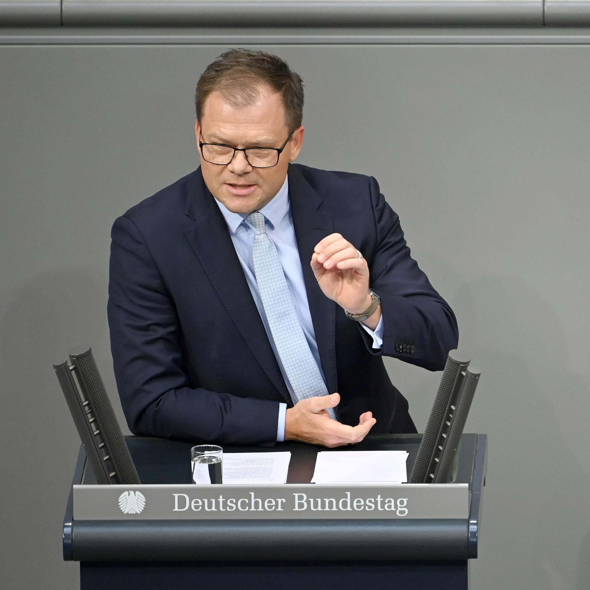 Umweltminister Carsten Schneider spricht im Plenarsaal im Bundestag zu den Abgeordneten. Er hebt beim Reden die linke Hand. Umweltminister Carsten Schneider spricht im Plenarsaal im Bundestag zu den Abgeordneten. Er hebt beim Reden die linke Hand.