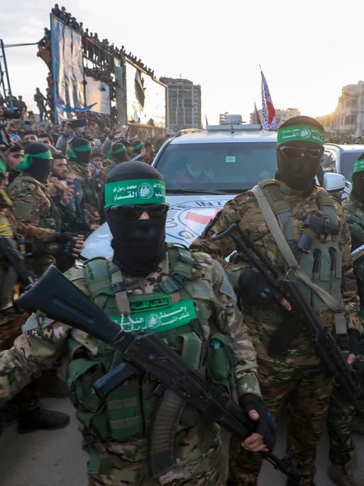 Vermummte Hamas Kämpfer mit einem Wagen des Roten Kreuzes in Gaza City im Januar 