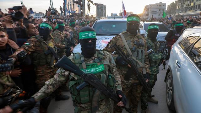 Vermummte Hamas Kämpfer mit einem Wagen des Roten Kreuzes in Gaza City im Januar Vermummte Hamas Kämpfer mit einem Wagen des Roten Kreuzes in Gaza City im Januar