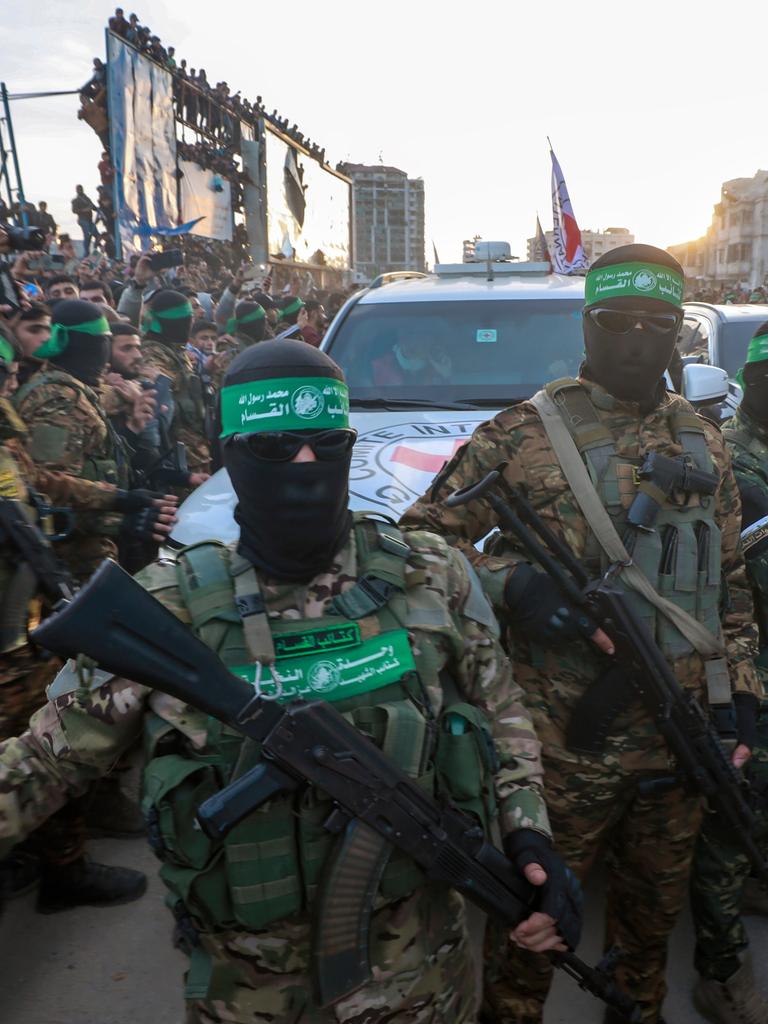 Vermummte Hamas Kämpfer mit einem Wagen des Roten Kreuzes in Gaza City im Januar Vermummte Hamas Kämpfer mit einem Wagen des Roten Kreuzes in Gaza City im Januar