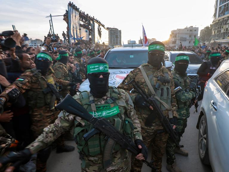 Vermummte Hamas Kämpfer mit einem Wagen des Roten Kreuzes in Gaza City im Januar 