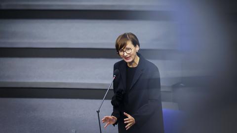 Bettina Stark-Watzinger FDP, Bundesministerin fuer Bildung und Forschung, aufgenommen im Rahmen einer Regierungsbefragung im Plenum des Bundestages. Berlin, 21.02.2024
