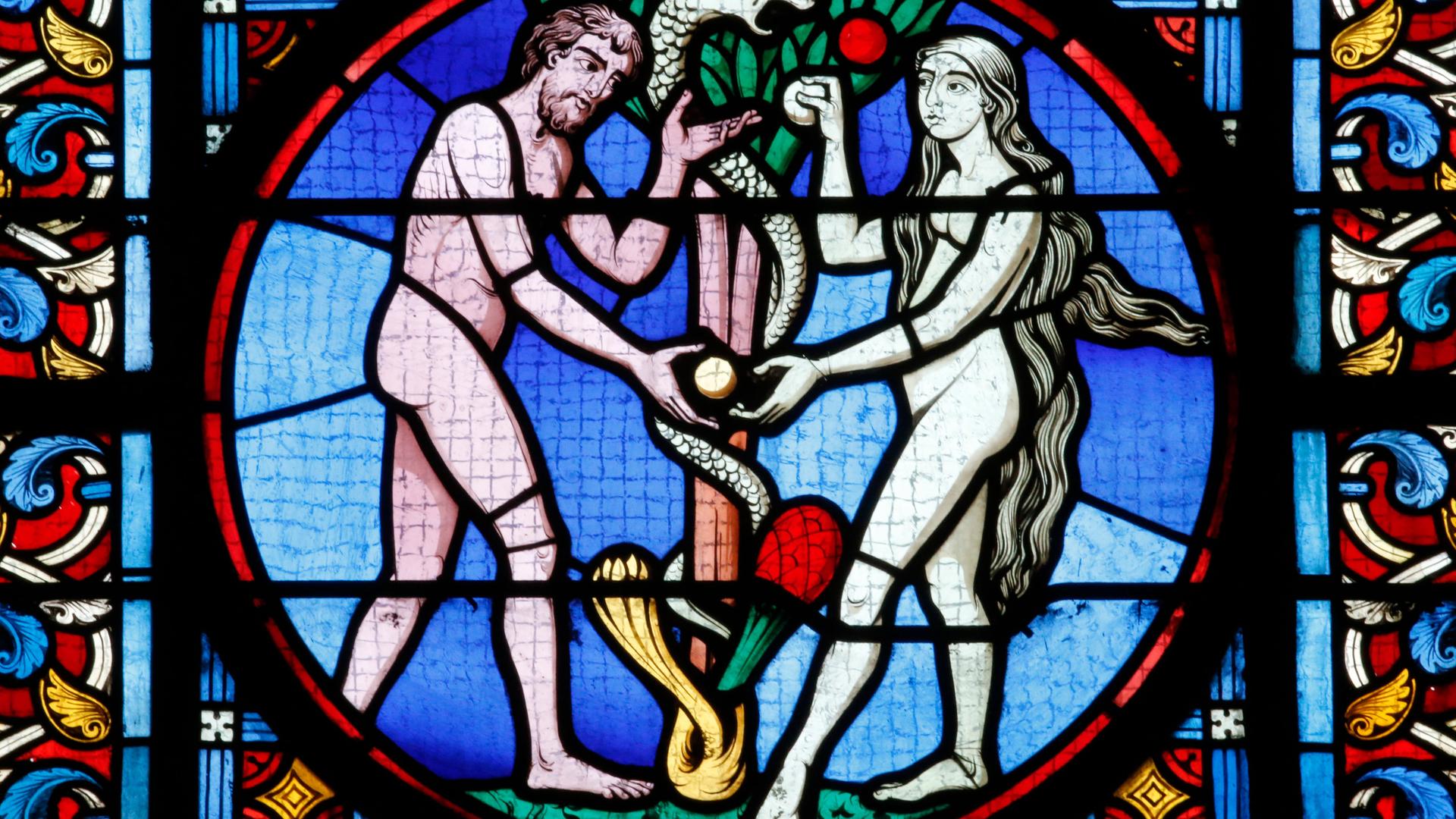 Farbiges Glasfenster einer Kirche mit Adam und Eva im Paradies