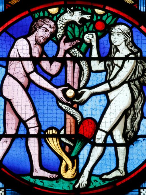 Farbiges Glasfenster einer Kirche mit Adam und Eva im Paradies Farbiges Glasfenster einer Kirche mit Adam und Eva im Paradies